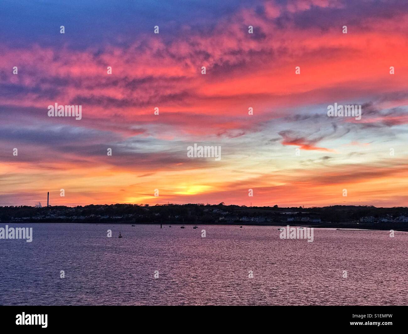 Sonnenuntergang Himmel über den Wasserweg in Milford Haven Stockfoto