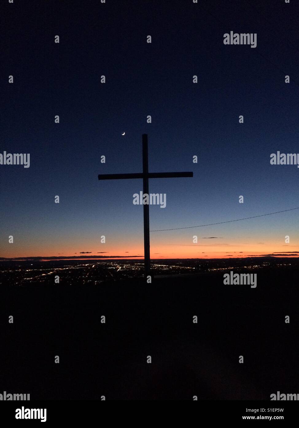 Das Kreuz an der Spitze des Table Rock gleich nach Sonnenuntergang in Boise, Idaho. Stockfoto