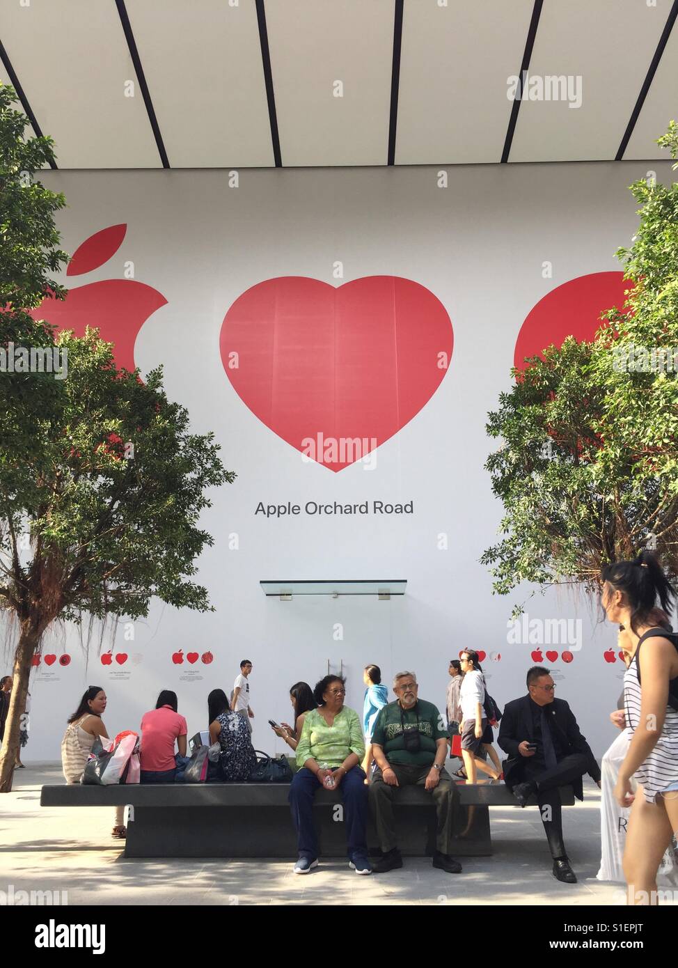 Apple erste Store Eröffnung in führende Einkaufsviertel Orchard Road, Singapur Stockfoto