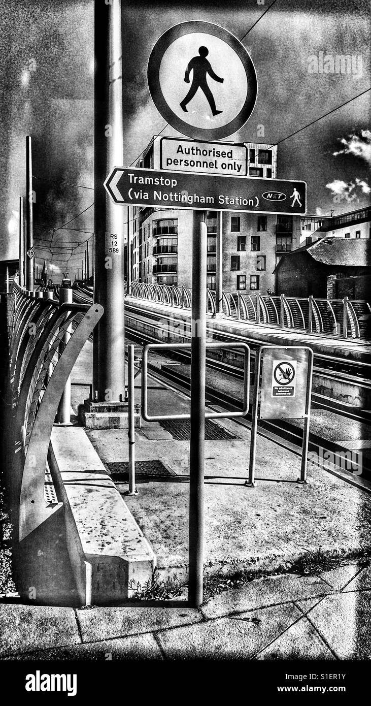 Straßenbahnschienen und Zeichen - Smartphone-aufgenommenes Stockfoto