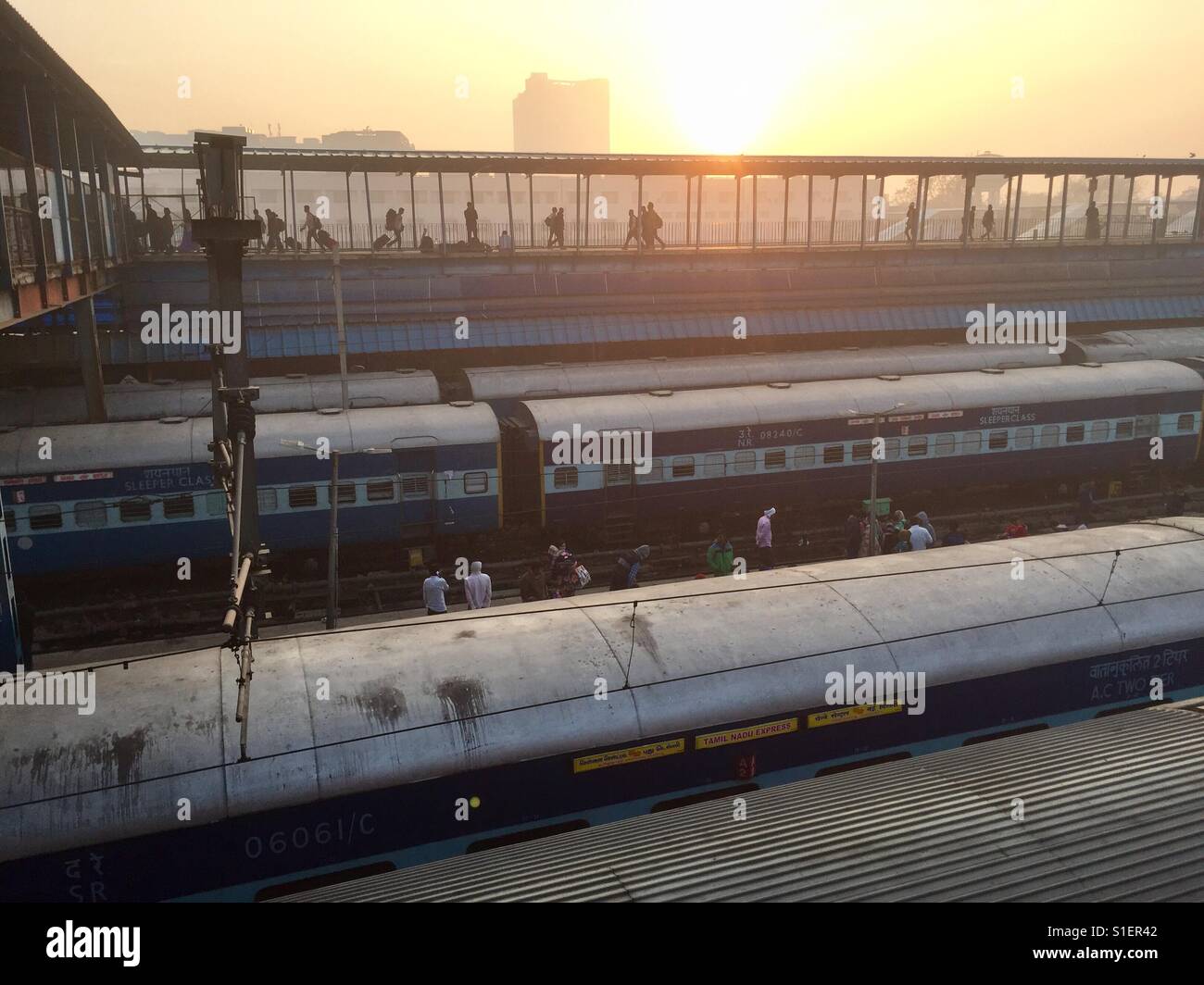New Delhi Railway Station in den frühen Morgenstunden in Delhi, Indien - Smartphone-aufgenommenes Stockfoto