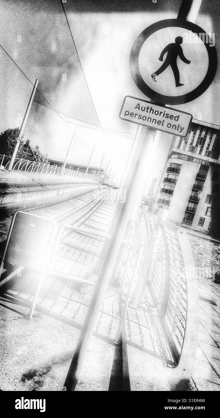Autorisiertes Personal melden nur durch Straßenbahnschienen - Smartphone-aufgenommenes Stockfoto