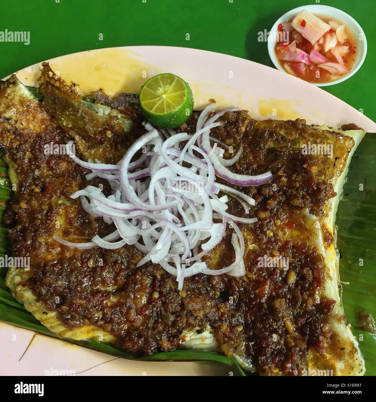 Meeresfrüchte - Singapurs BBQ Sambal stingray Stockfoto