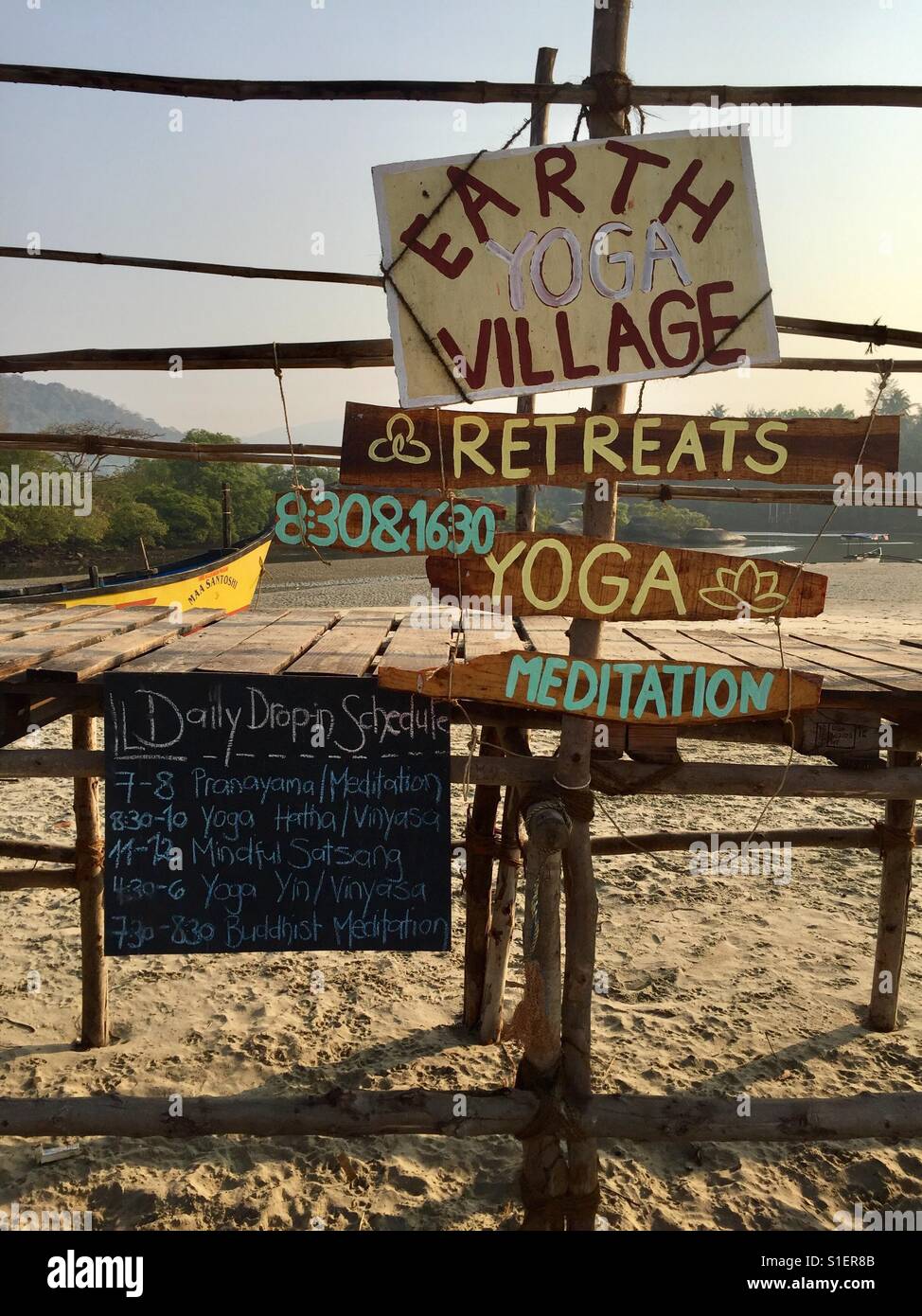 Anzeichen für Yoga-Kurse am Strand von Palolem in Canacona, Indien Stockfoto