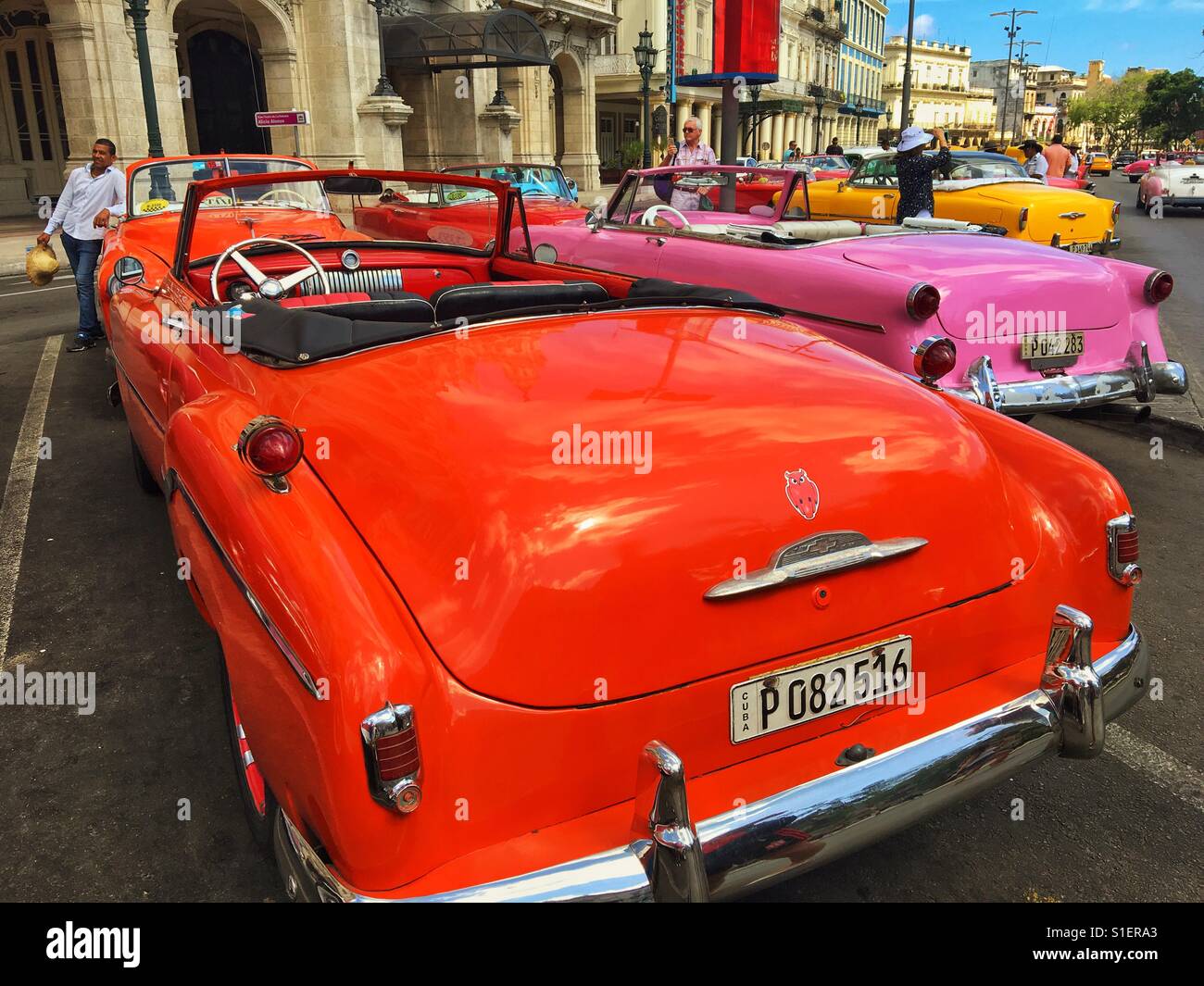 Klassische Autos geparkt in Alt-Havanna, Kuba - Smartphone-aufgenommenes Stockfoto