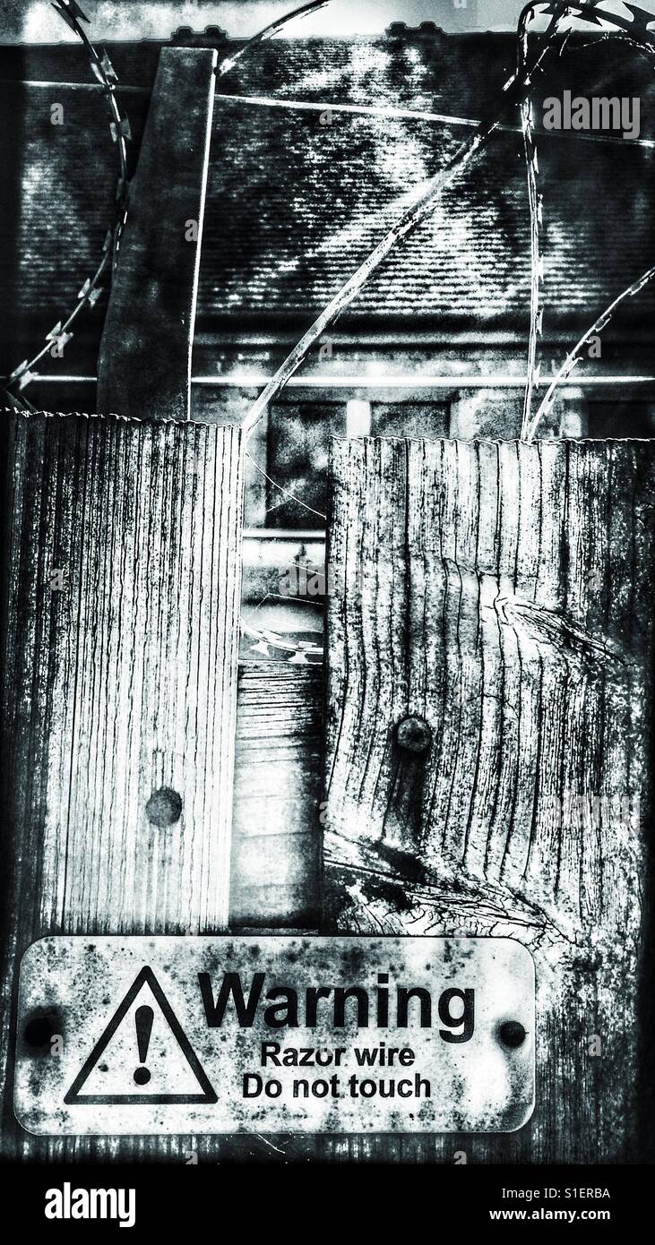 Stacheldraht-Warnung - Smartphone-aufgenommenes Stockfoto