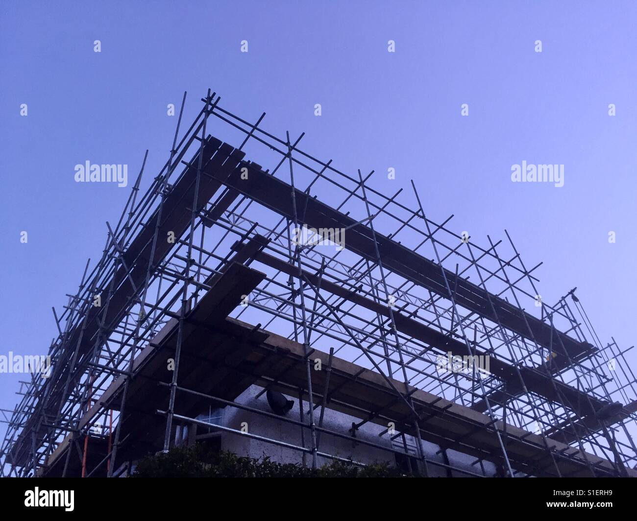 Gerüst für ein Haus in London, England - Smartphone-aufgenommenes Stockfoto