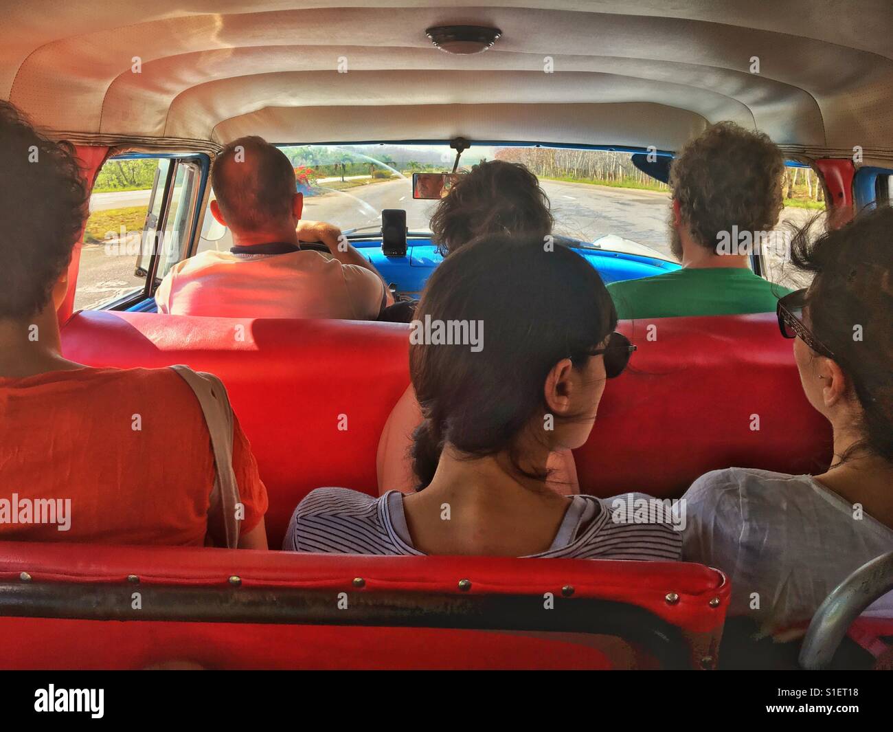 Touristen, die eine Fahrt mit einem alten amerikanischen Auto in Havanna, Kuba - Smartphone-aufgenommenes Stockfoto