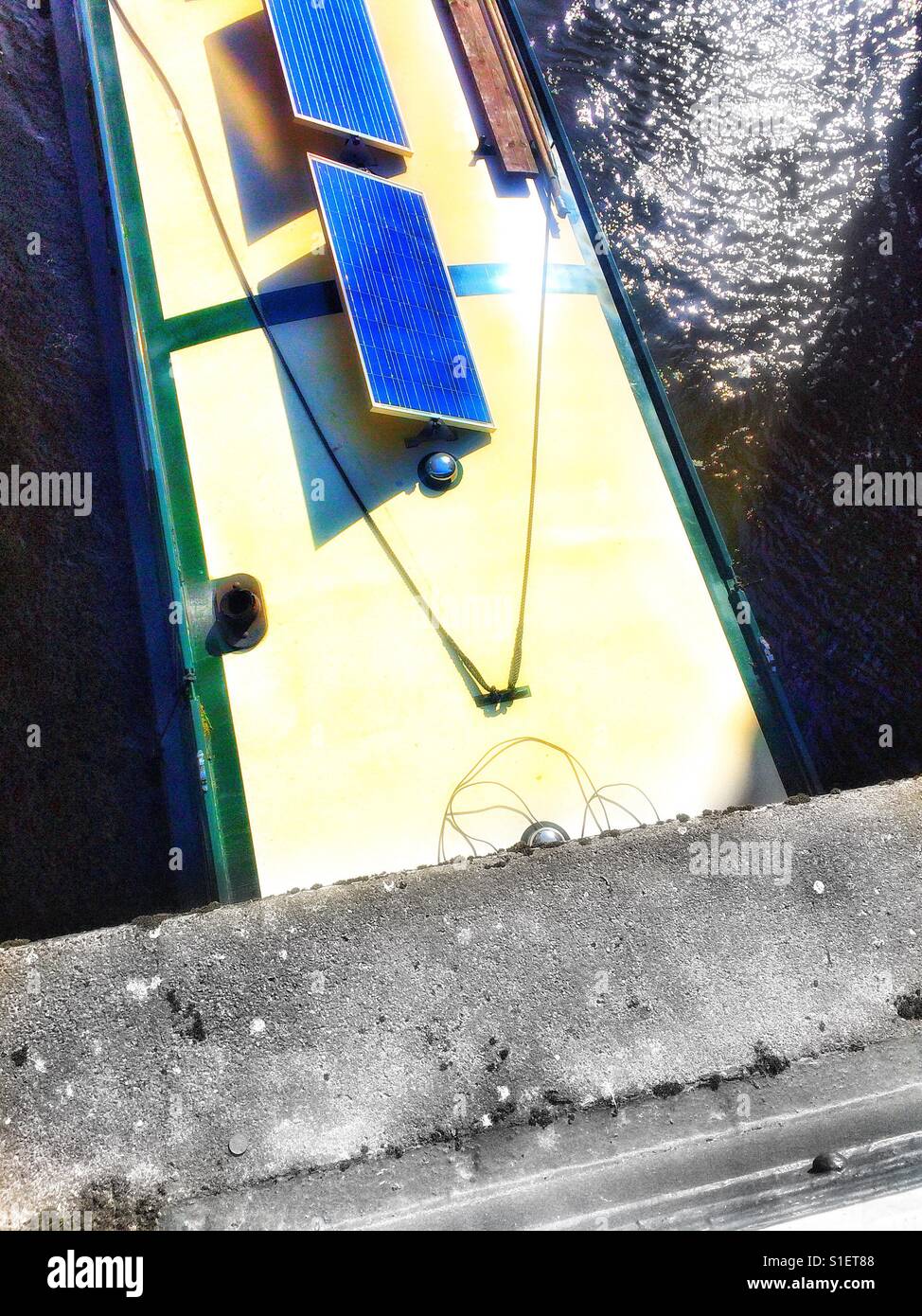 Sonnenkollektoren auf Hausboot - Smartphone-aufgenommenes Stockfoto