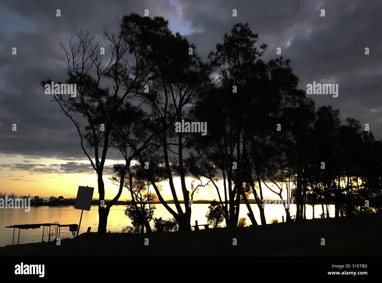 Angelplatz am Ufer des Flusses Clarence Browns Felsen Caravan Park, Goodwood-Insel, New South Wales, Australien. Stockfoto