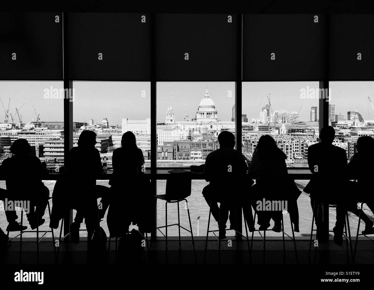 Die Menschen genießen die Aussicht von der Bar von der Tate, London. Stockfoto