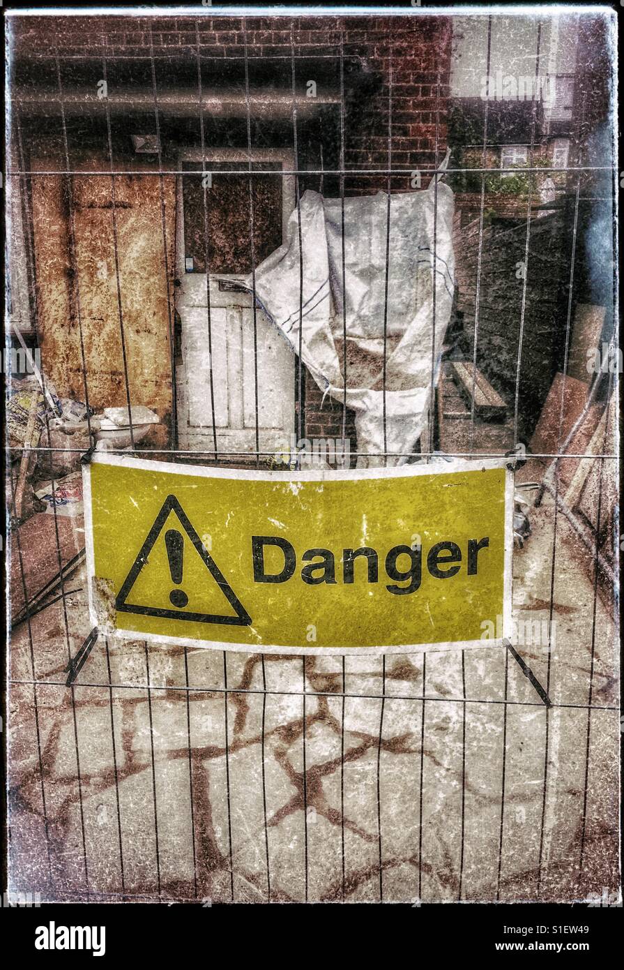 Warnschild außerhalb eines Gebäudes Renovierung vor Ort - Smartphone-aufgenommenes Stockfoto