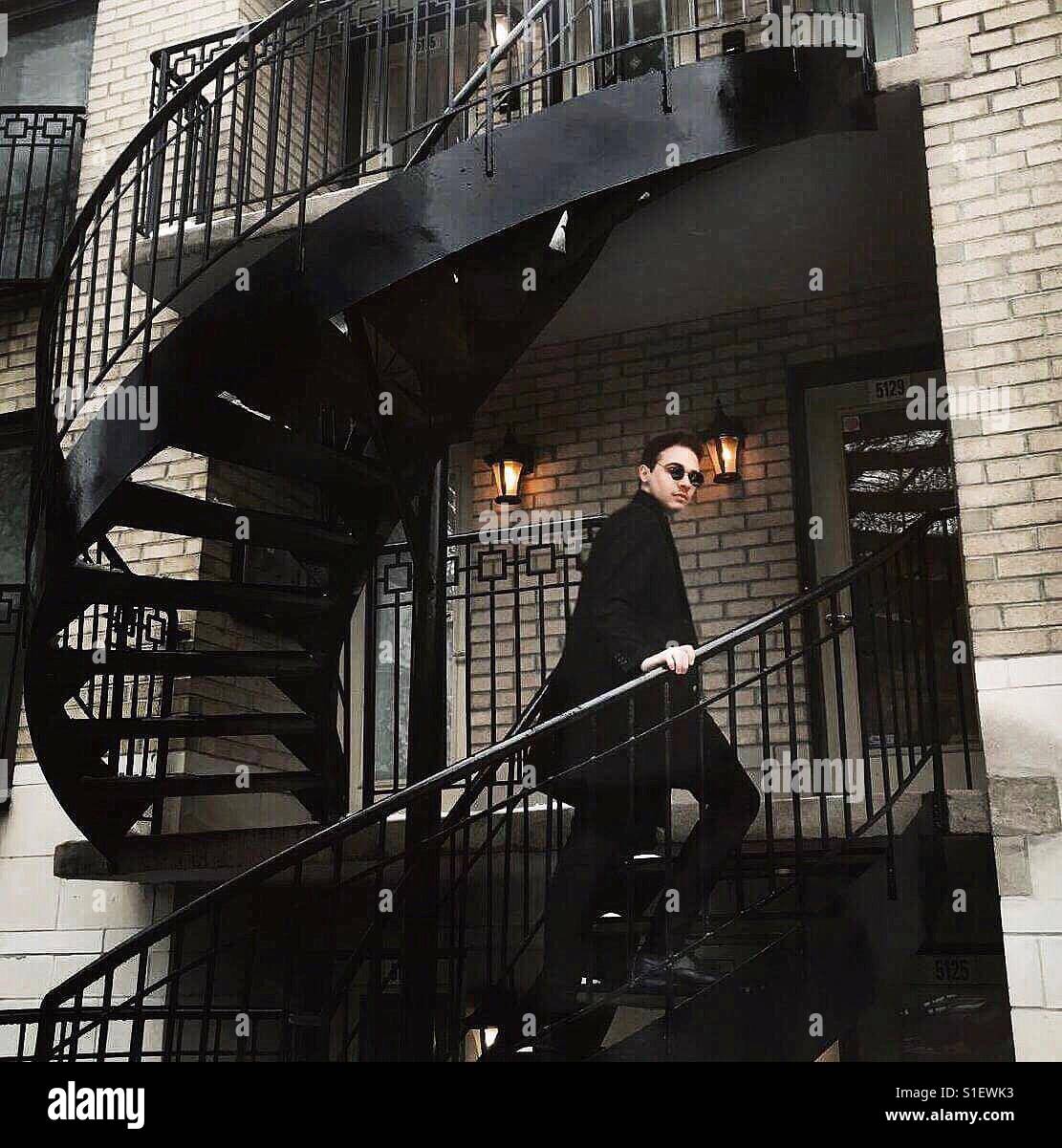 Mann in schwarz in der Treppe Stockfoto