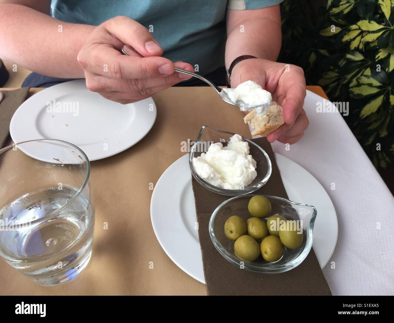 Verzehr von Brot mit Aioli und Oliven in Port Andratx, Mallorca, Spanien - Smartphone-aufgenommenes Stockfoto