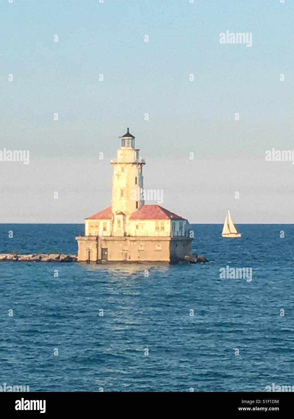 Leuchtturm auf dem Lake Michigan mit Segelboot segeln durch Stockfoto