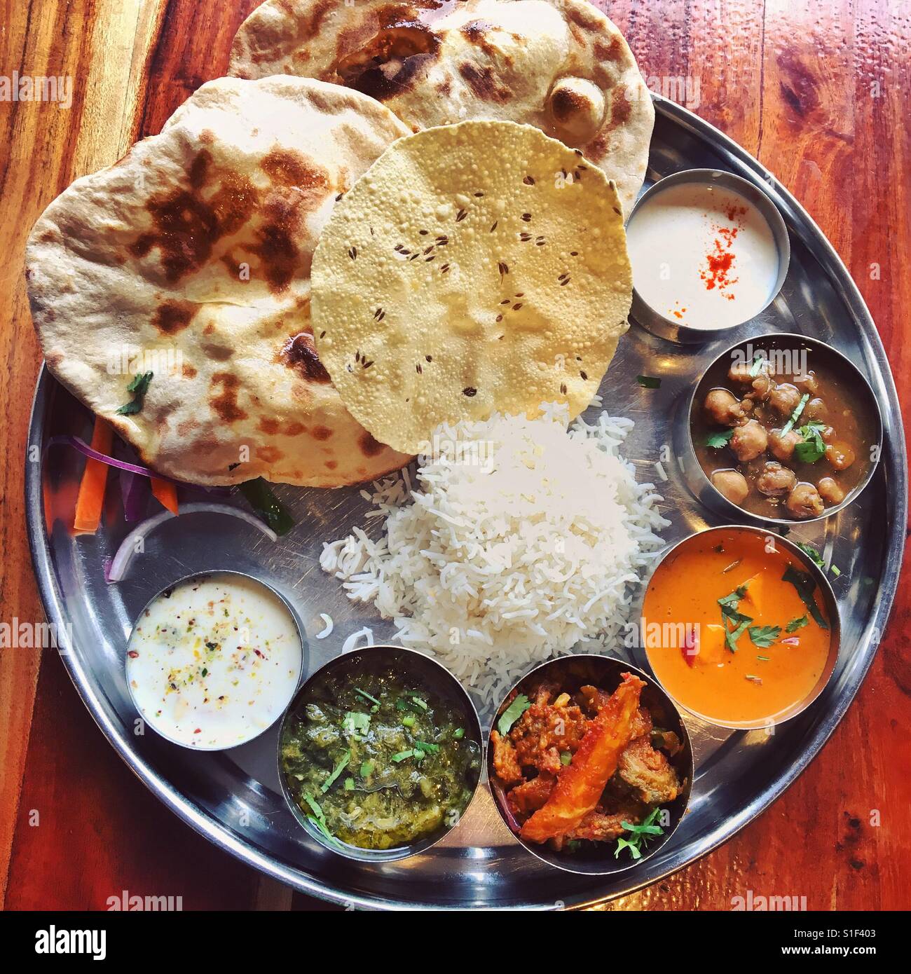 Ein indisches Thali sortierten Curry, Naan-Brot, Pappadum, Reis an Maya, Surry Hills, Sydney Stockfoto