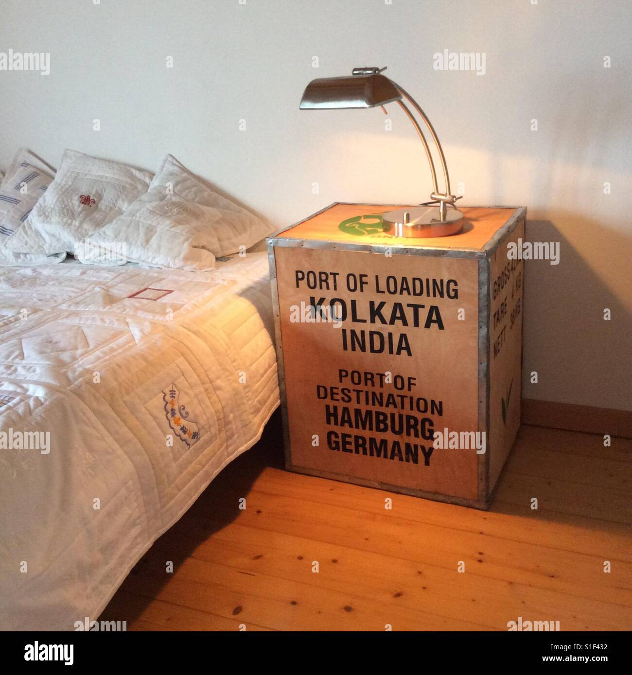 Recycling: Tee Transportbox als Nachttisch im Schlafzimmer Stockfoto