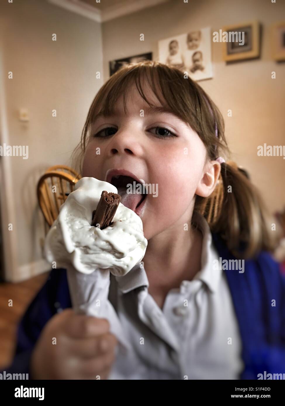 Mädchen essen Eiscreme-Kegel Stockfoto