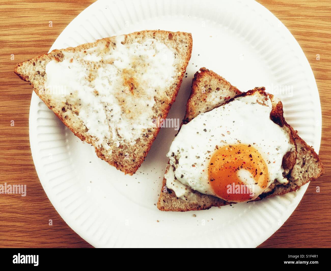 Spiegelei in kernigen Brot Rollen - Smartphone-aufgenommenes Stockfoto
