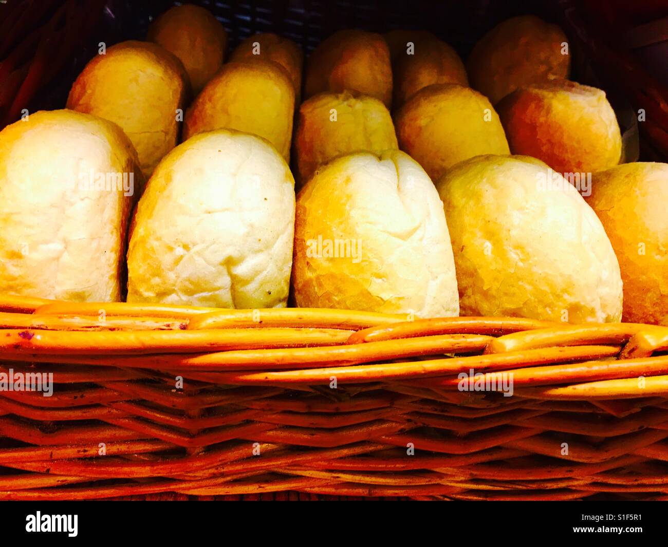 Brötchen in einem Korb - Smartphone-aufgenommenes Stockfoto