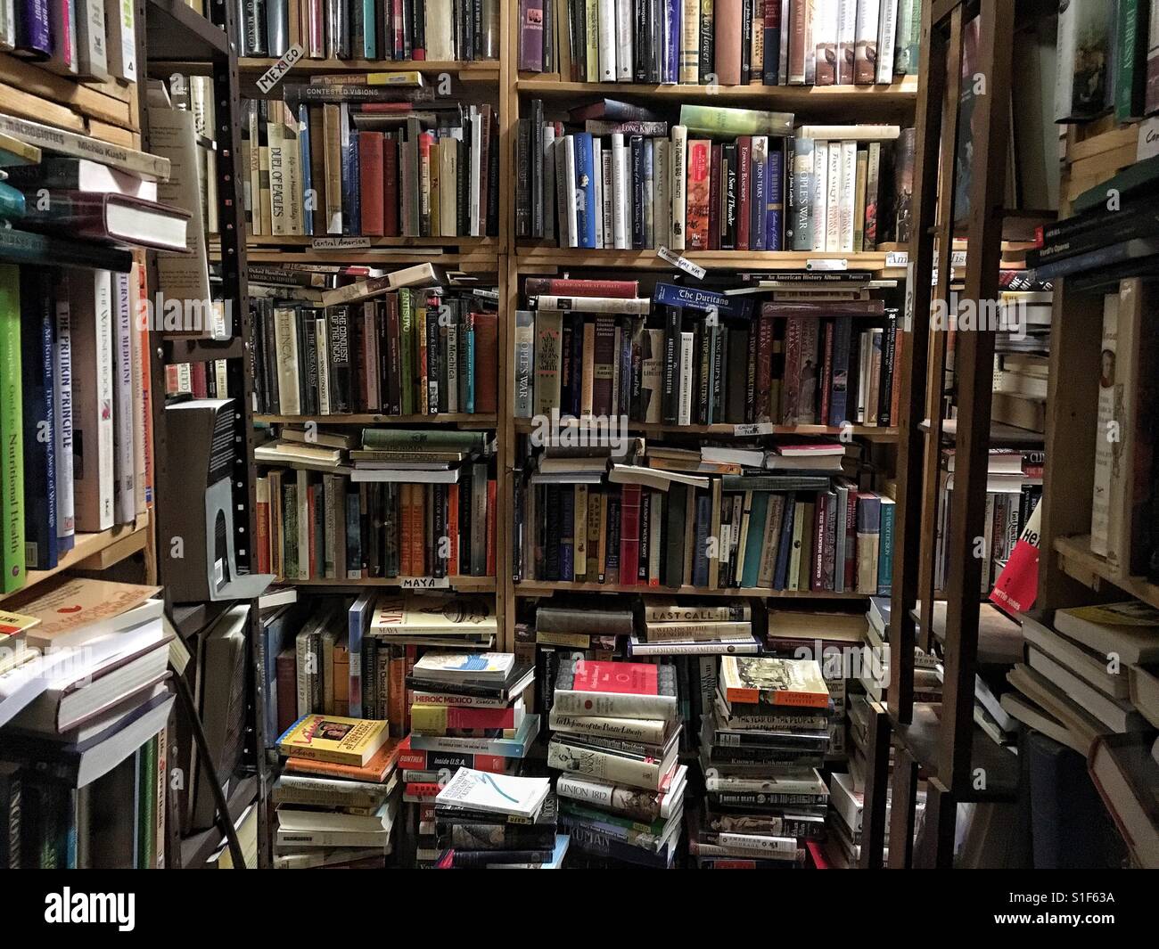 Bücher gestapelt in Buchhandlung Stockfoto