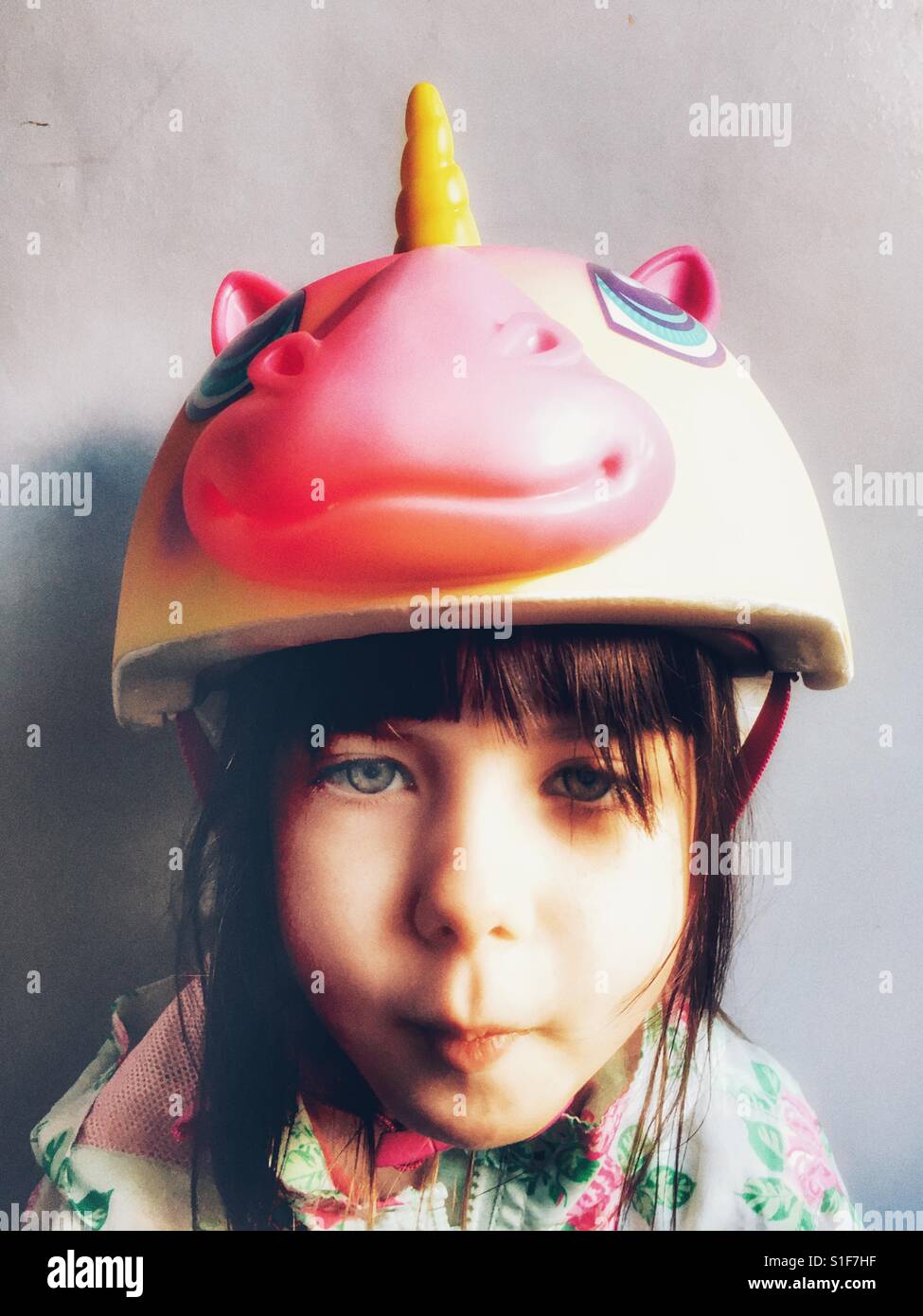 Raskullz Einhorn Fahrradhelm - Smartphone-aufgenommenes Stockfoto