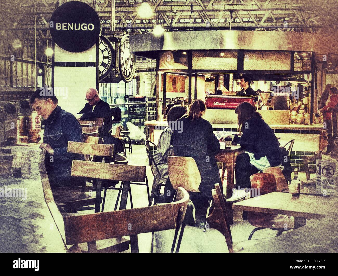 Pendler im Benugo Café Restaurant in Waterloo Bahnhof, London, England Stockfoto