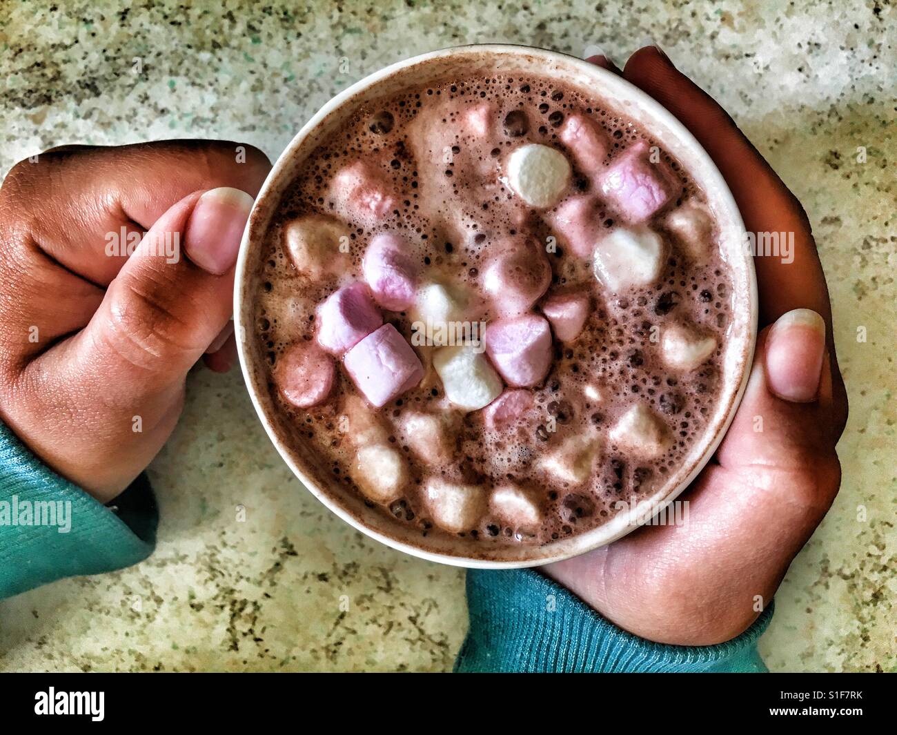 Oh Becher heiße Schokolade mit Mini Marshmallows in Händen der Teenager-Mädchen Stockfoto