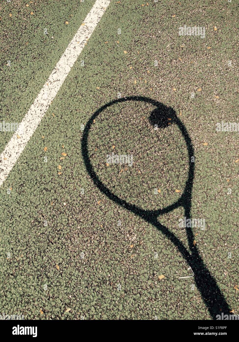 Schatten eines Tennisschläger und ball - Smartphone-aufgenommenes Stockfoto
