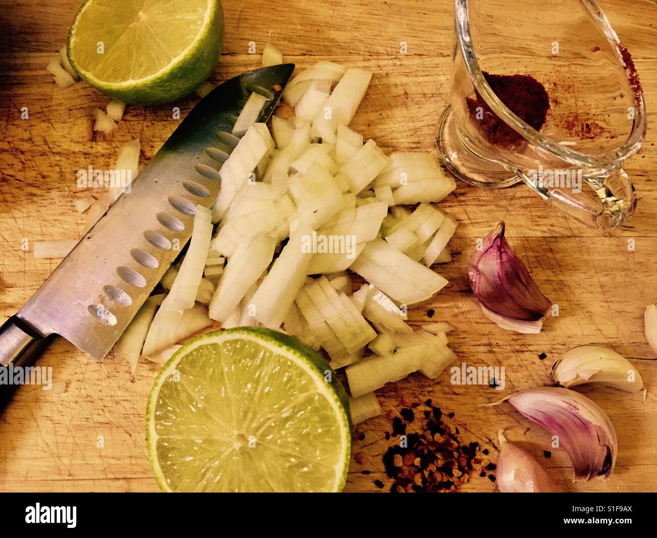 Gehackte Zwiebel, Knoblauch zerdrückt, kühl Pfeffer Paprika und Kalk - Smartphone-aufgenommenes Stockfoto