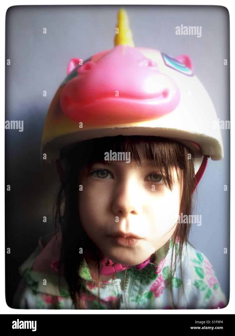 Raskullz Einhorn Kinder Fahrradhelm - Smartphone-aufgenommenes Stockfoto