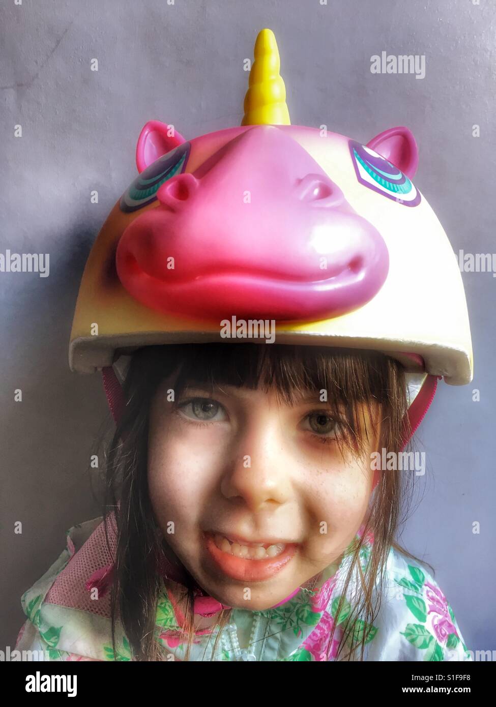 Raskullz Einhorn Fahrradhelm - Smartphone-aufgenommenes Stockfoto