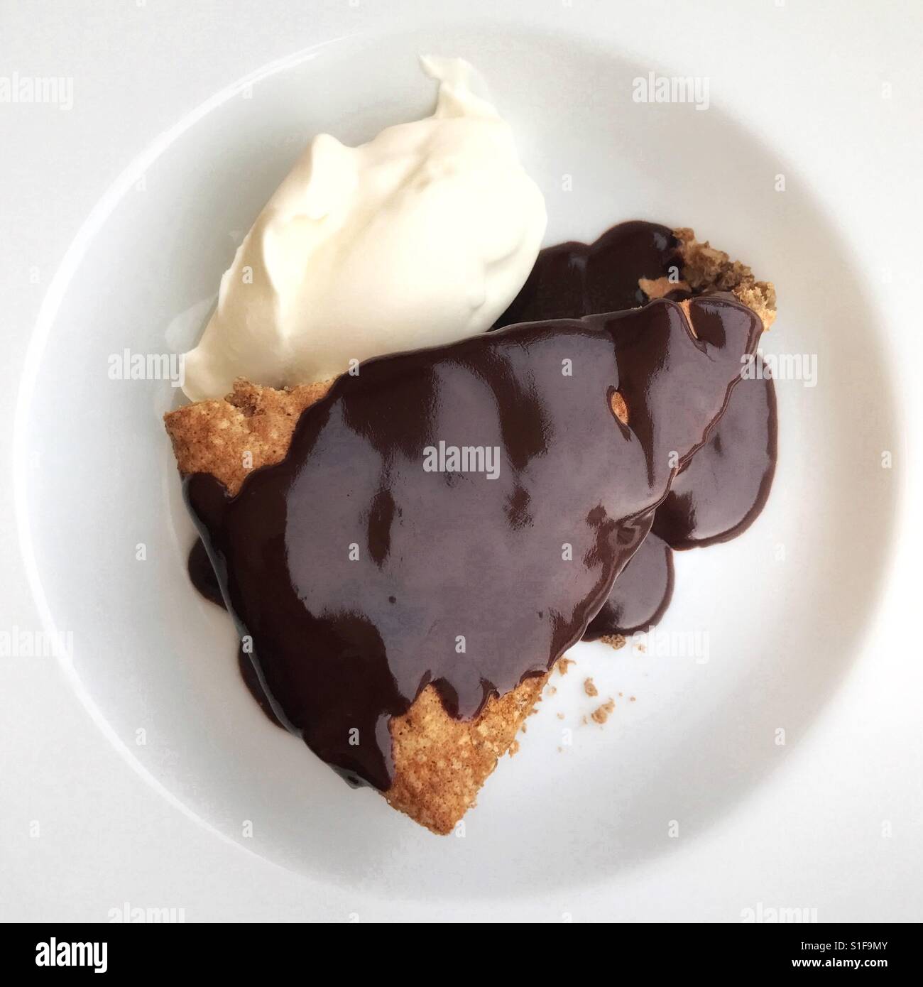 Schokolade überdachten Walnuss-Kuchen mit Sahne Stockfoto