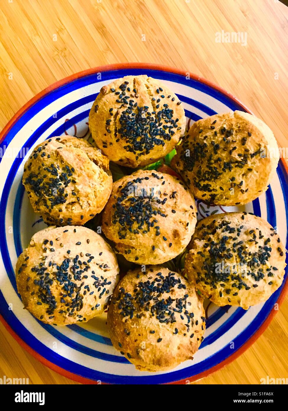 Hausgemachte Brötchen mit schwarzem Sesam - Smartphone-aufgenommenes Stockfoto