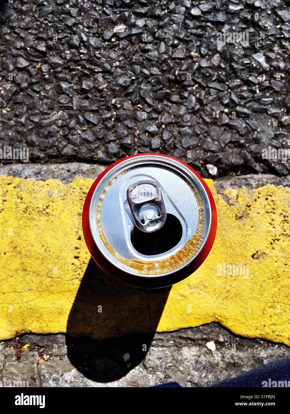 Dose Softdrink fotografiert auf asphalt - Smartphone-aufgenommenes Stockfoto
