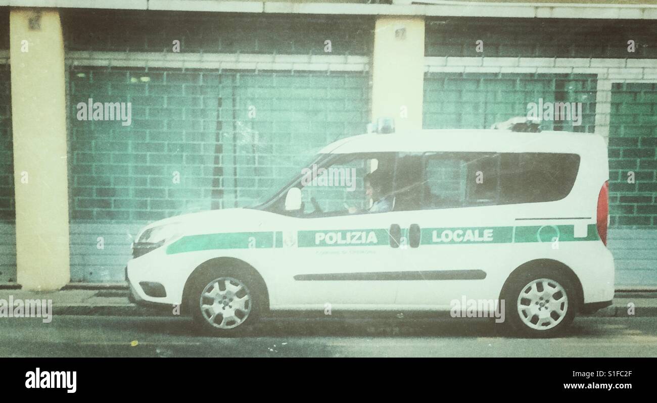 Polizisten auf Patrouille, Blick auf das smartphone - Smartphone-aufgenommenes Stockfoto