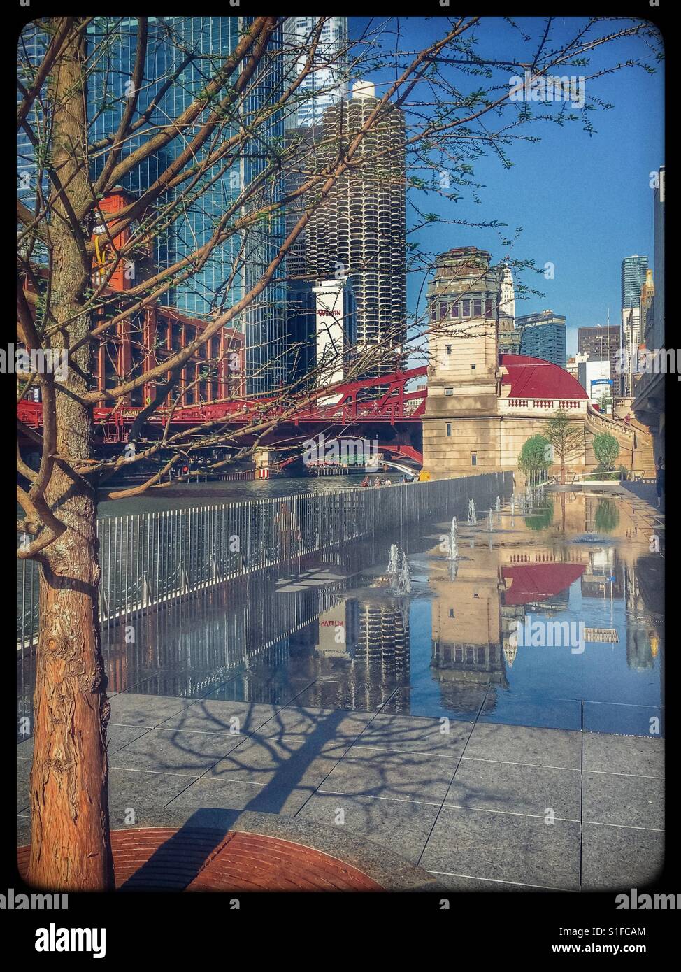 Chicago erwärmt sich und zeigt seine Schönheit in dieser Riverwalk Brunnen Reflexion. Stockfoto