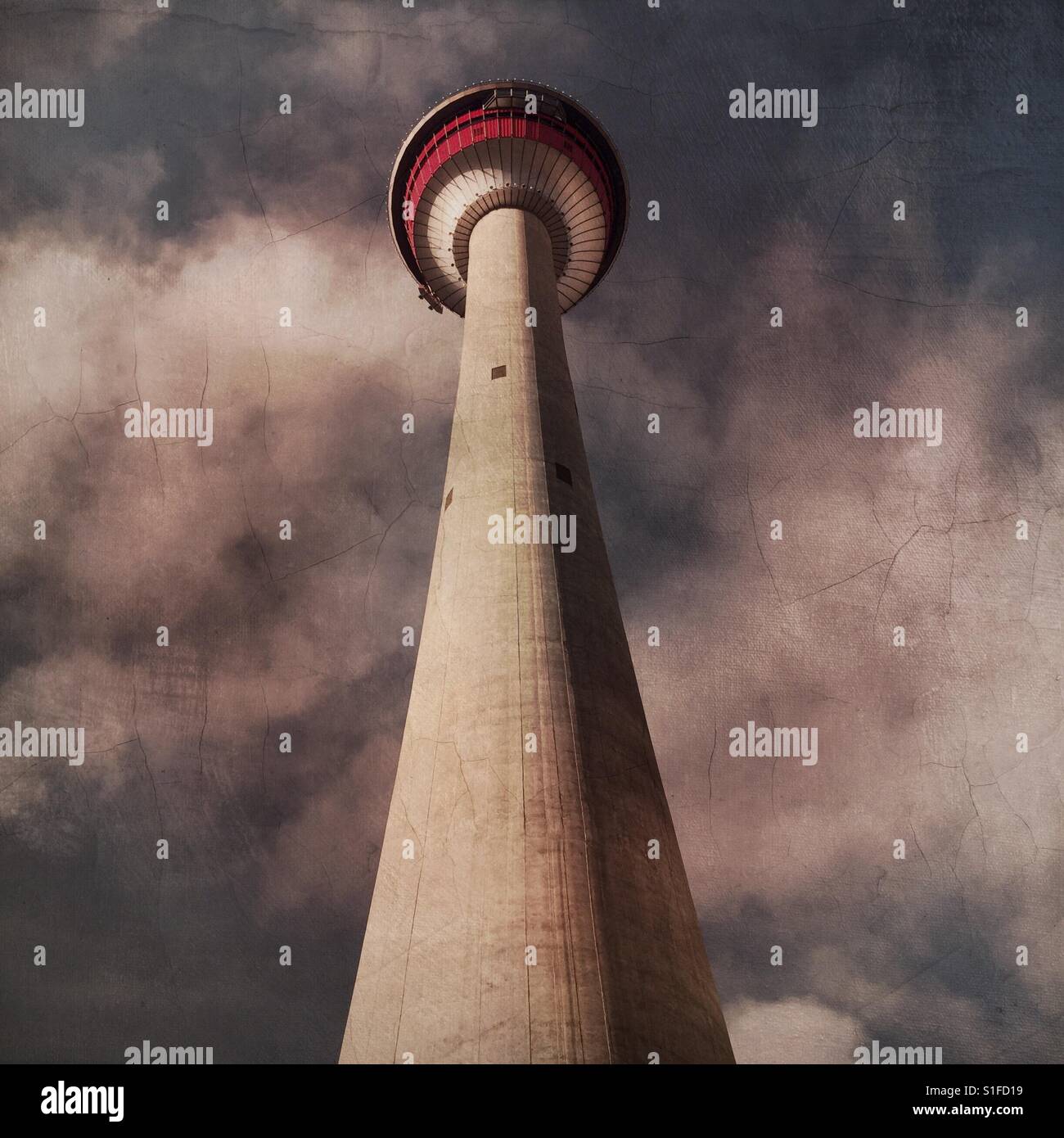 Blickte zu den ikonischen Calgary Tower Stockfoto