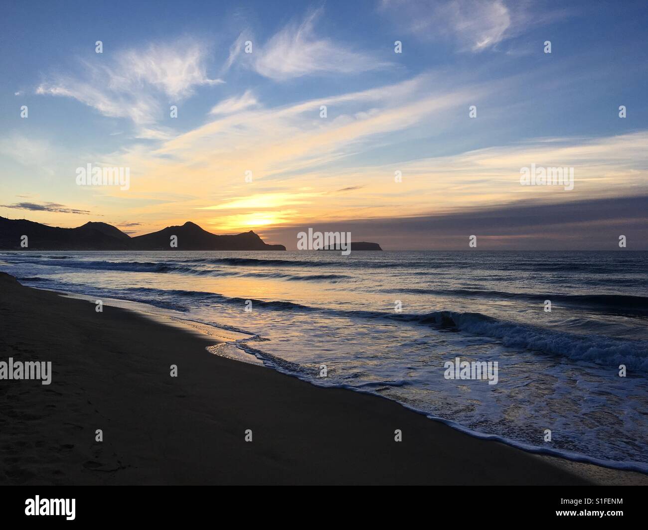 Sonnenaufgang über den Bergen der Insel Porto Santo, Madeira - Smartphone-aufgenommenes Stockfoto
