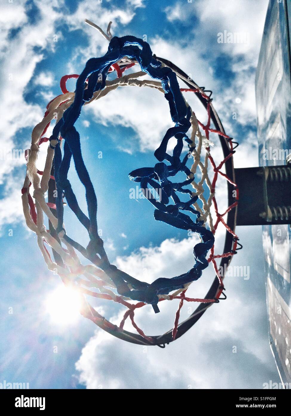 Himmel durch ein Basketballkorb. Stockfoto