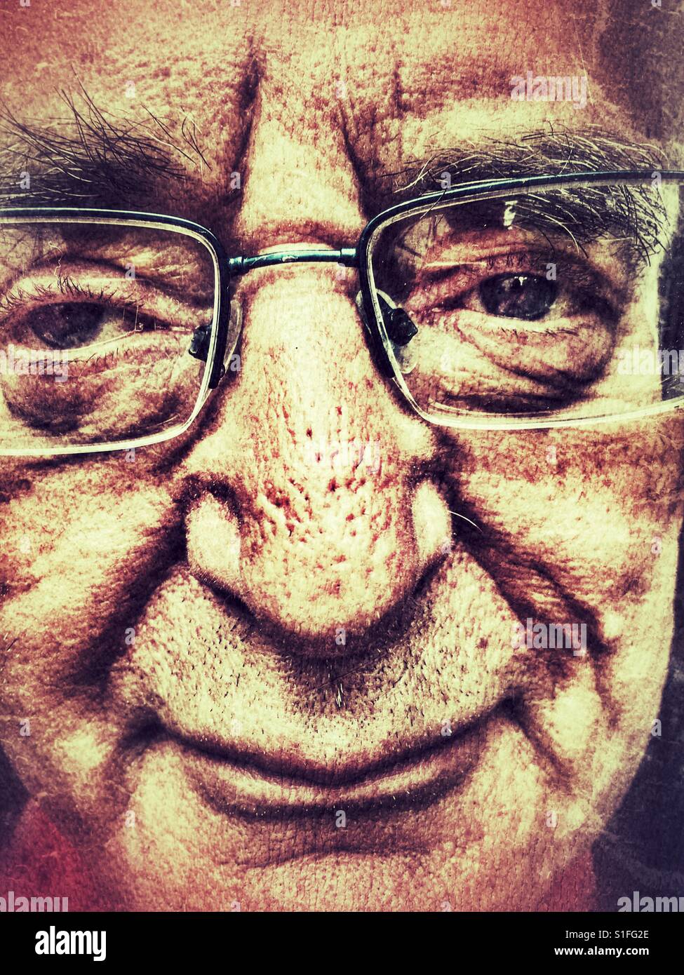 Senior woman, portrait - Smartphone-aufgenommenes Stockfoto