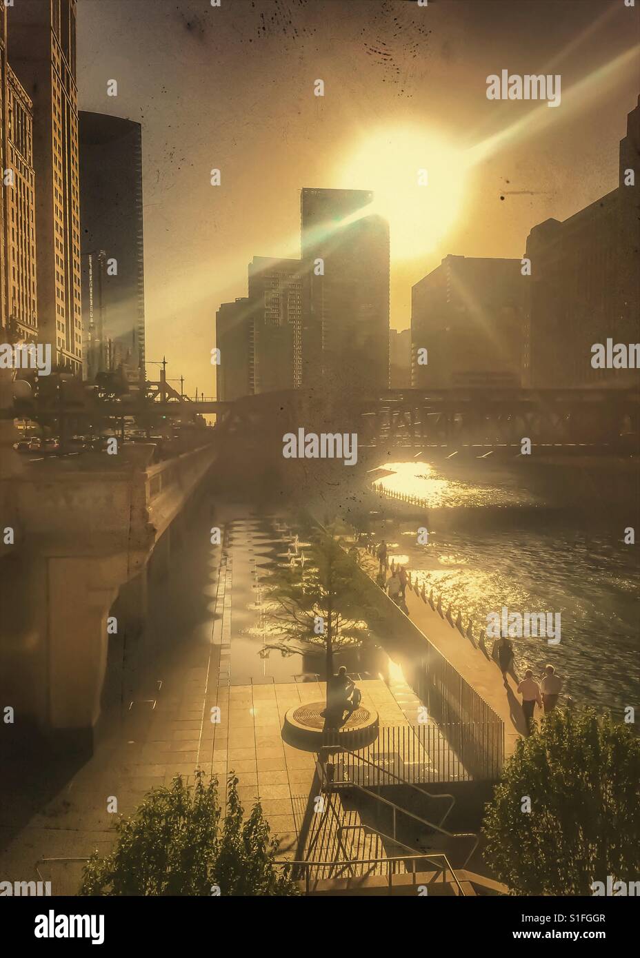 Freizeit am Chicago Riverwalk wie die Sonne beginnt zu setzen. Stockfoto