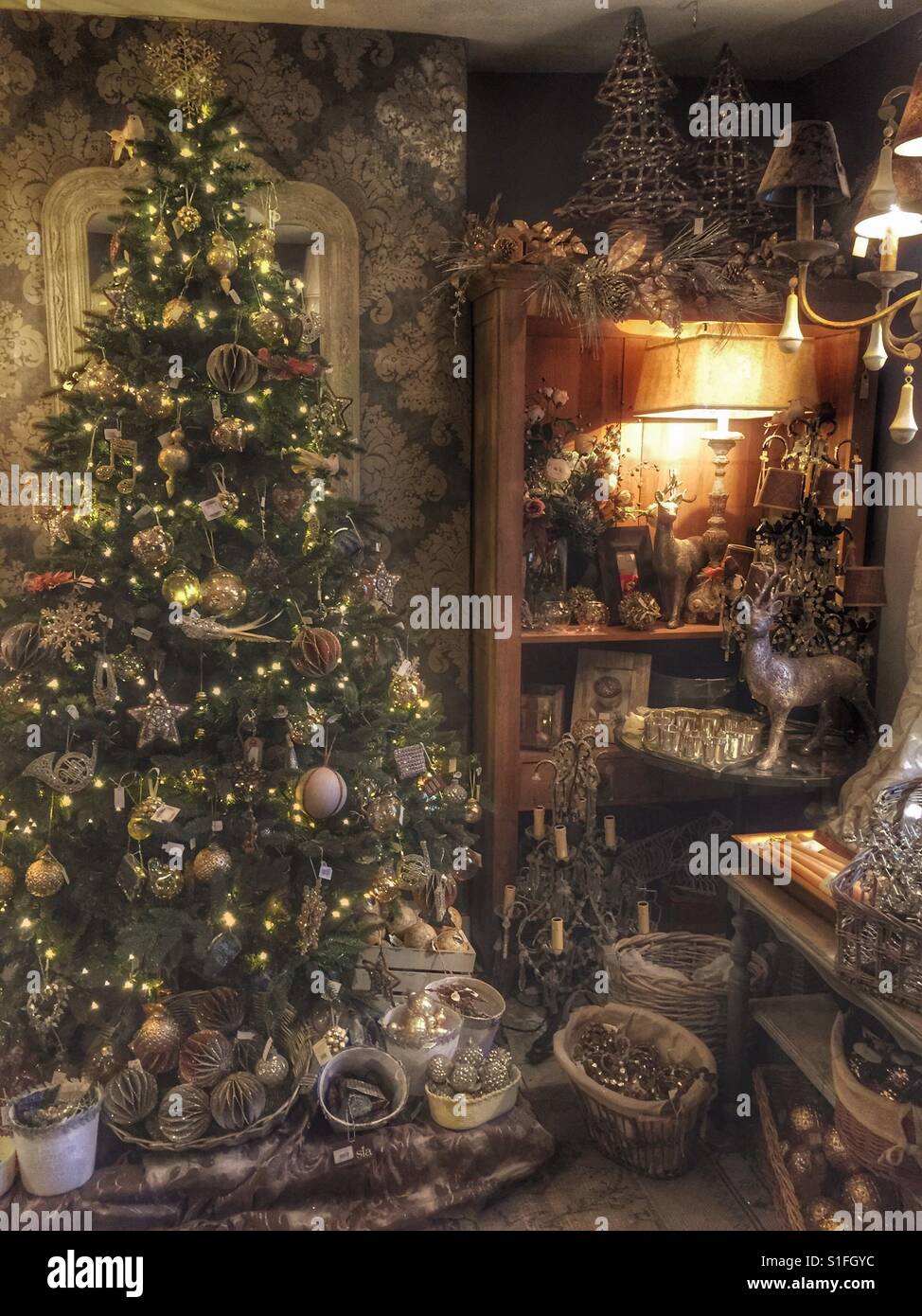 Festliche laden dekoriert zu Weihnachten - Amersham, UK Stockfoto