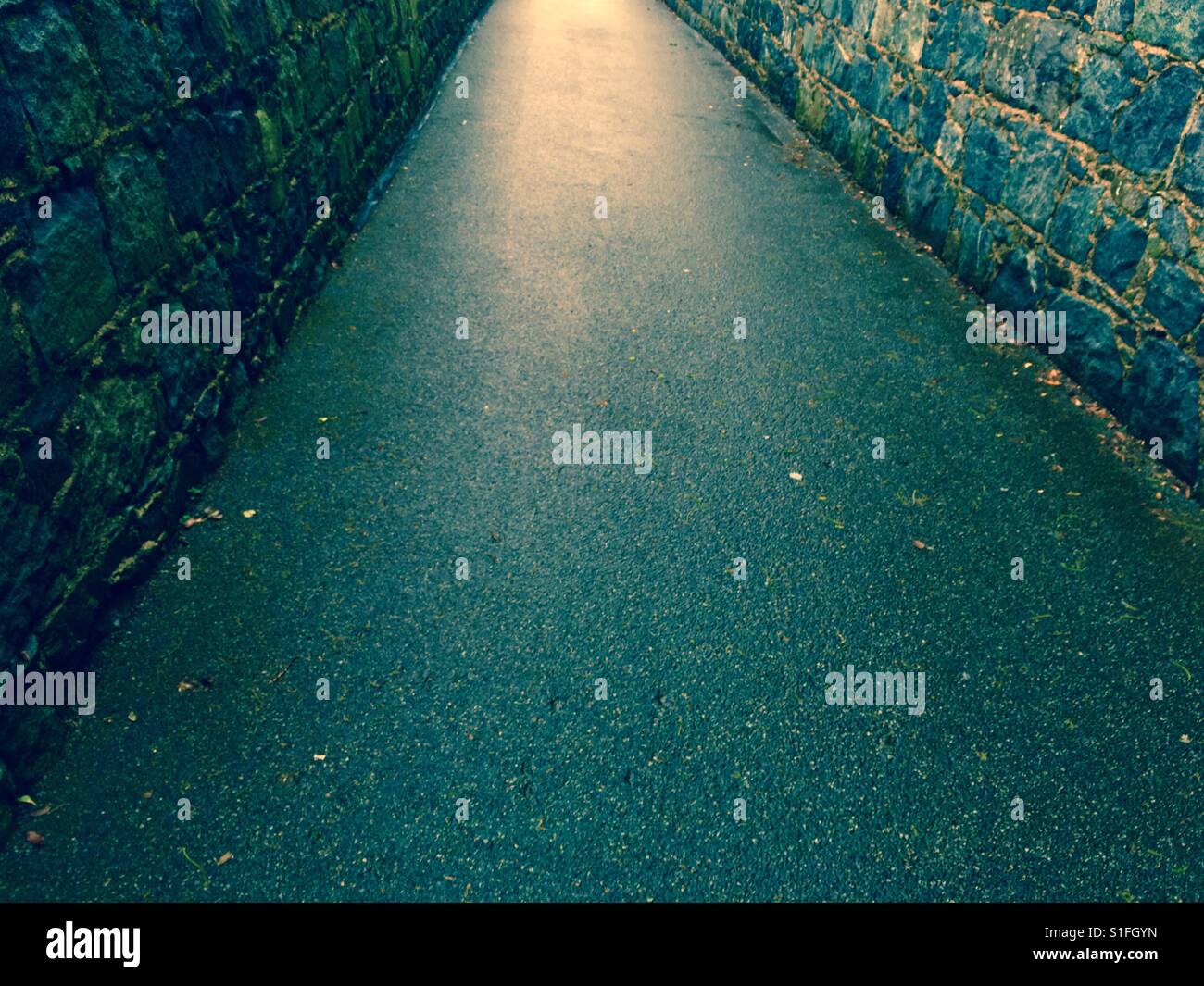 Licht am Ende eines Tunnels - Smartphone-aufgenommenes Stockfoto