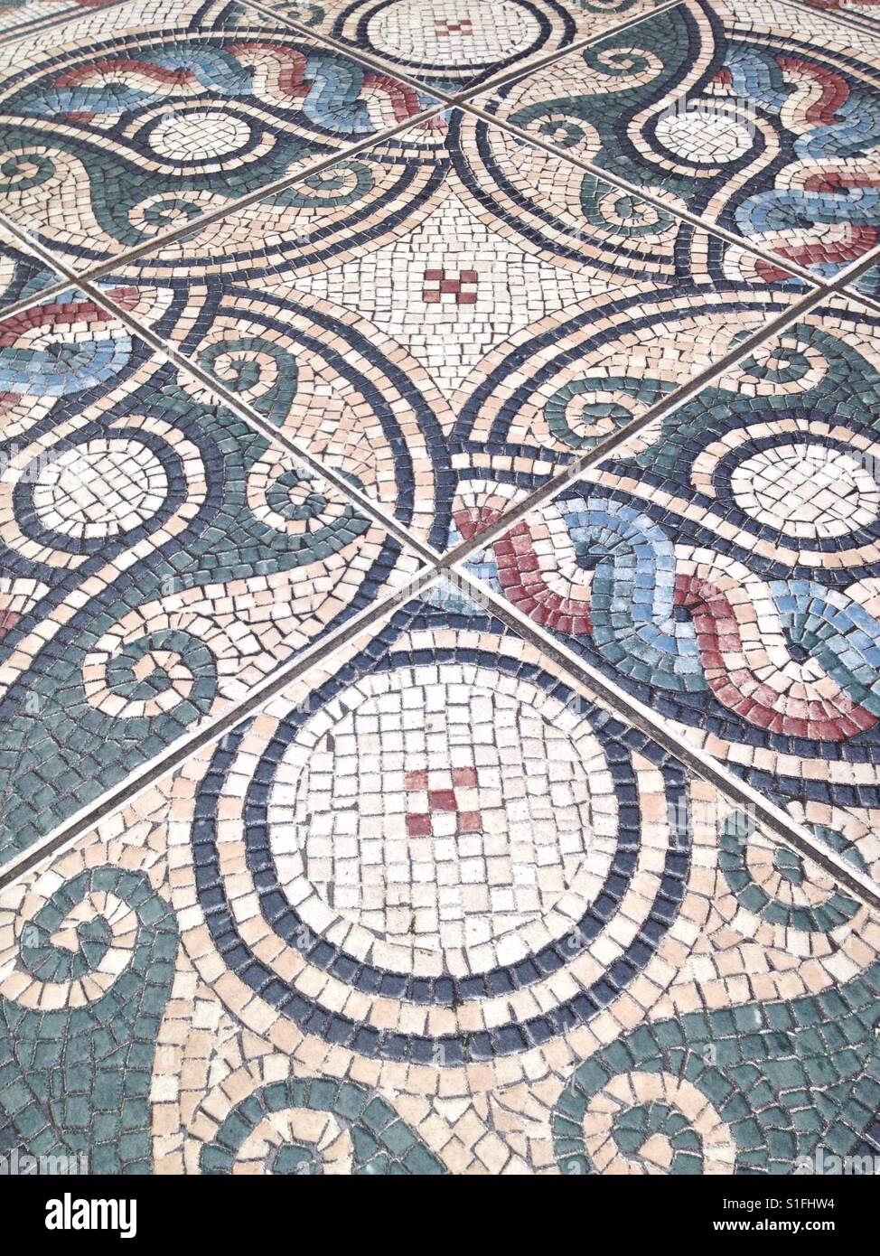 Mosaik-Fliesen auf einem öffentlichen Gehweg. Cheshire, England. Stockfoto