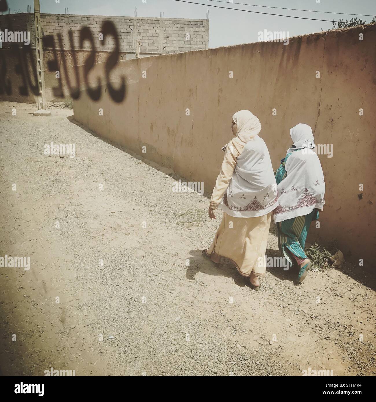 Frauen tragen ihre Babys, Marrakesch, Marokko. Stockfoto