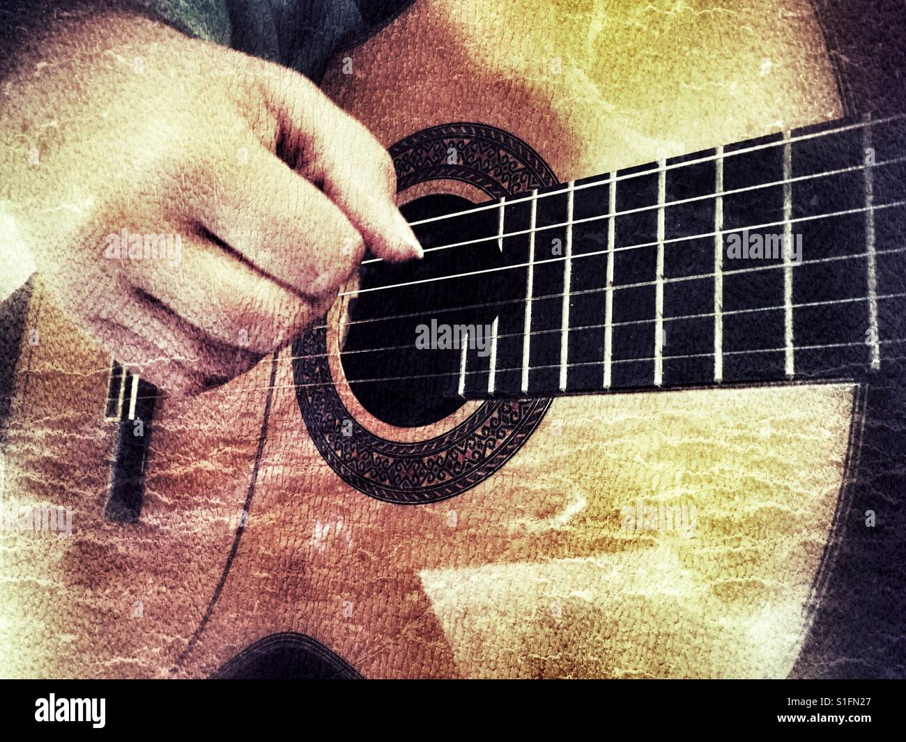 Frau klassische Gitarre spielen - Smartphone-aufgenommenes Stockfoto