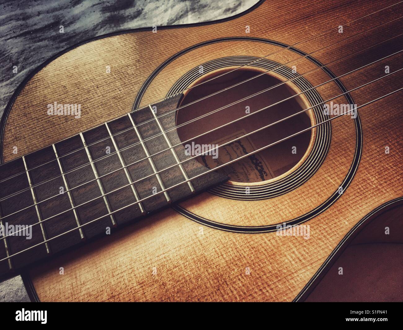 Replik einer Panormo Fecit Gitarre, Nahaufnahme - Smartphone-aufgenommenes Stockfoto