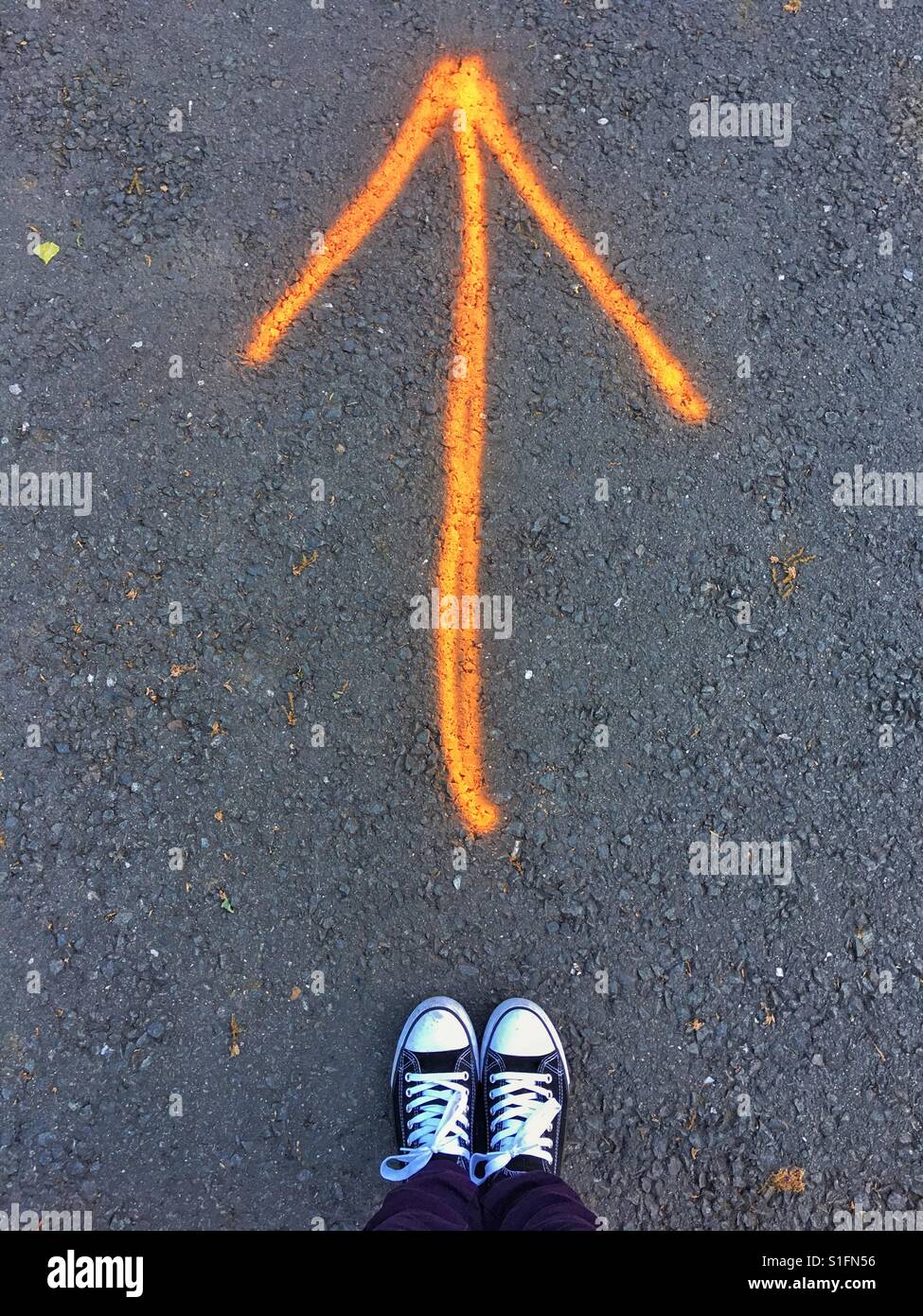 Pfeil und die Füße auf der Straße Stockfoto
