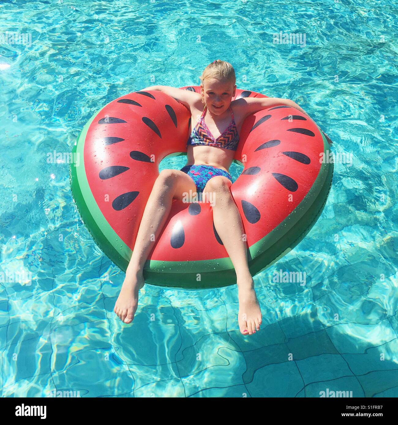 Mädchen in einem Wassermelone Schwimmer Stockfoto